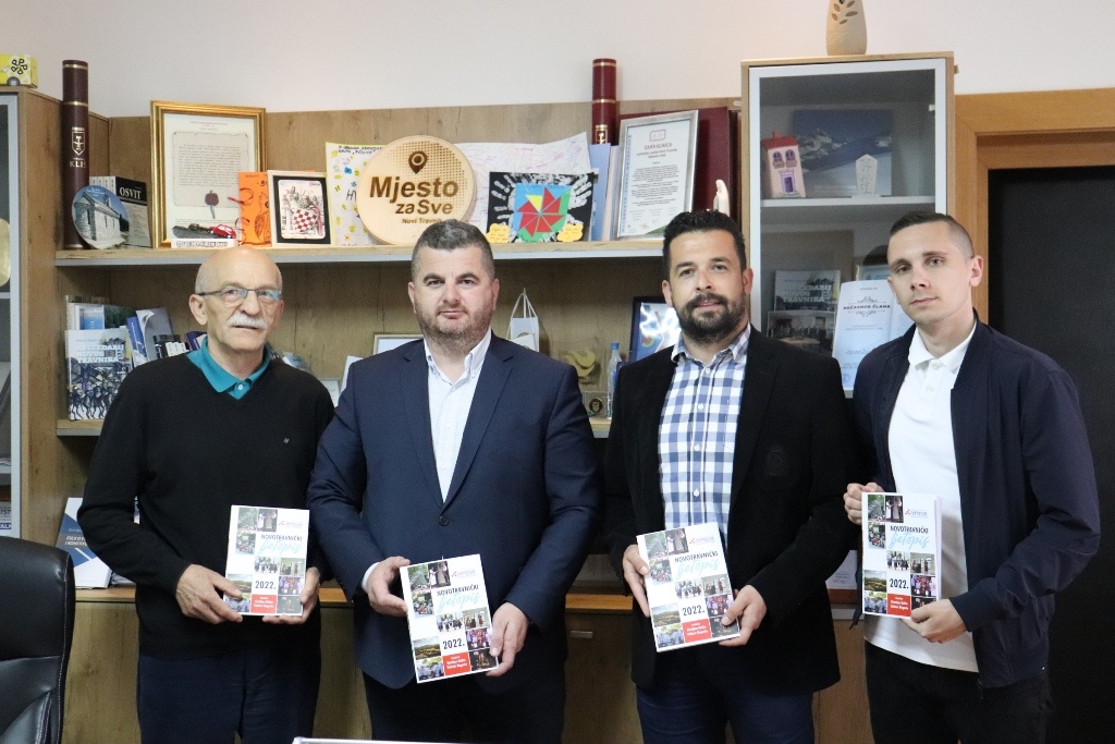 "Novotravničkog ljetopisa" knjigu predstavili načelniku!