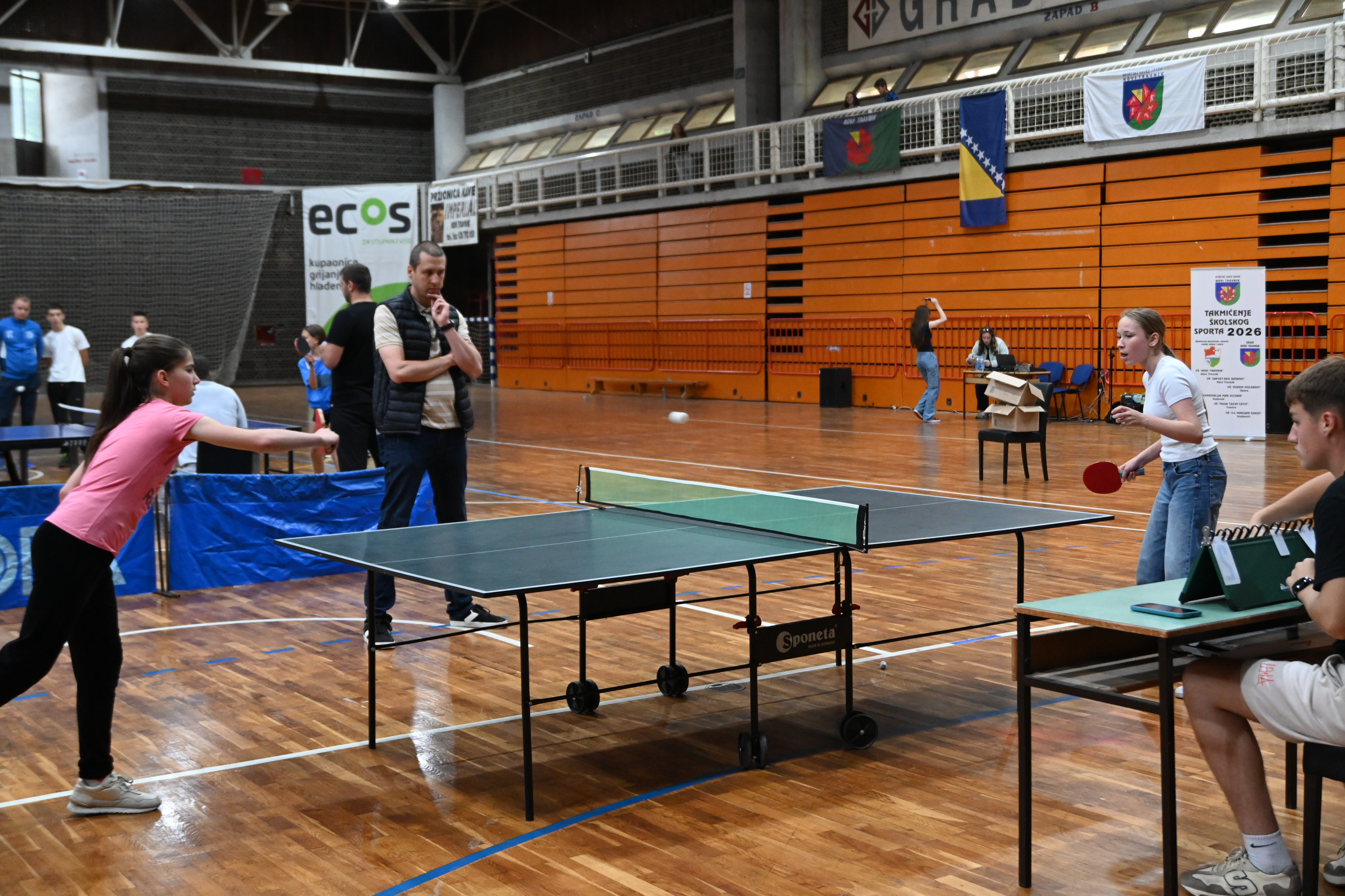 Osnovnim školama u Novom Travniku uručena sportska oprema vrijedna gotovo 25.000 KM