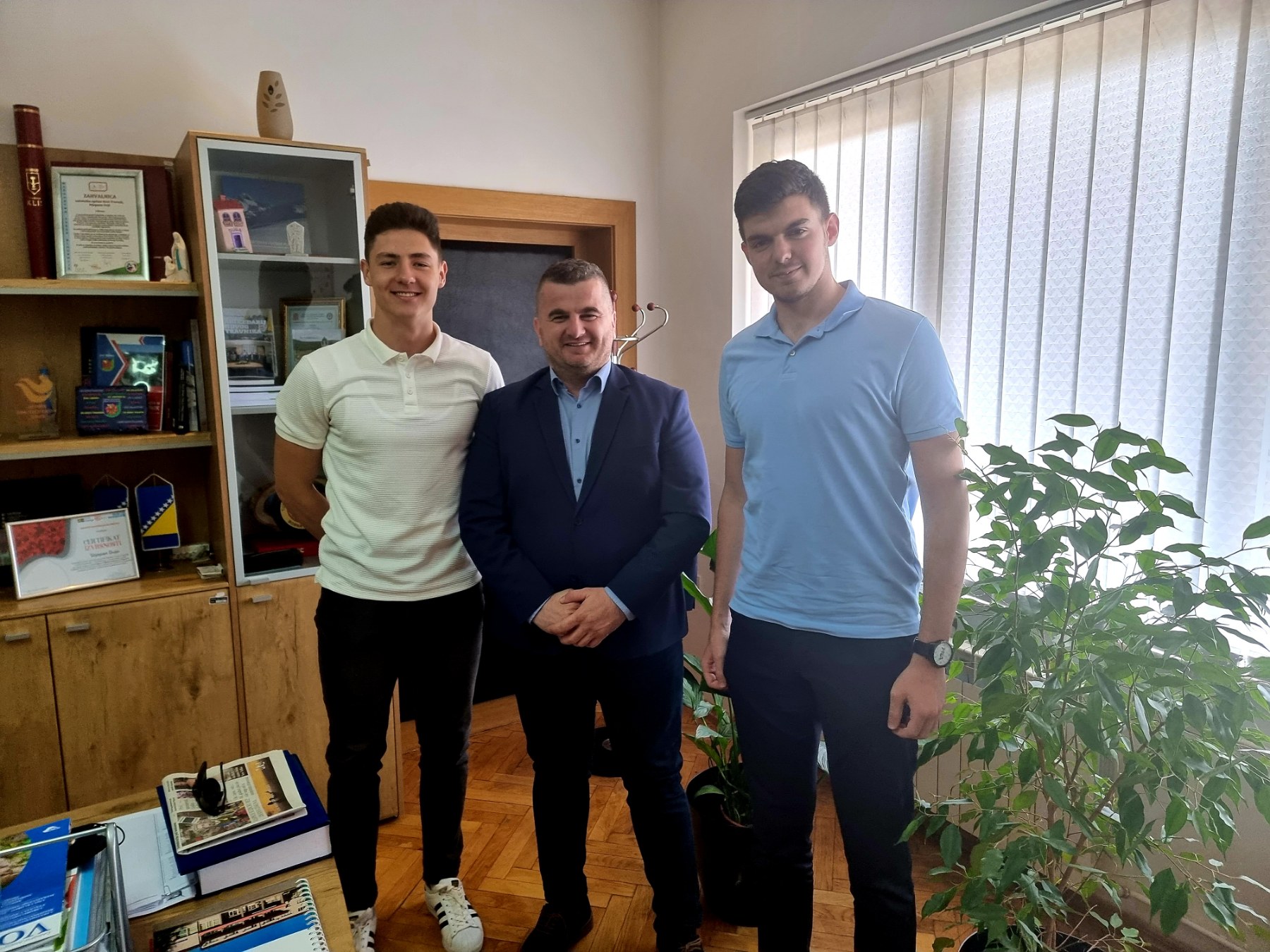 Juniorske košarkaške prvake KSB/SBK  Nikolu Banjca i  Adina Mahalbašića ugostio Načelnik 