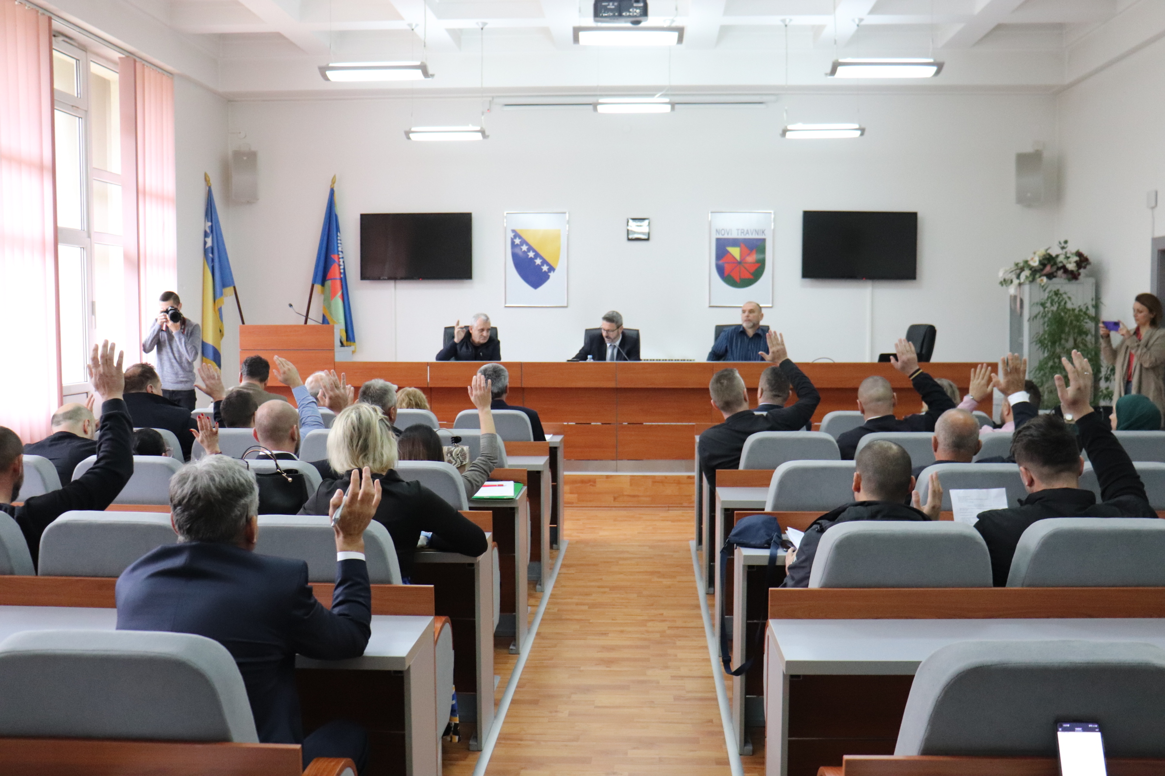 Odlukom  Općinskog vijeća uspostavlja se suradnja i prijateljski odnosi s Općinom Ravne na Koroškem u Republici Sloveniji