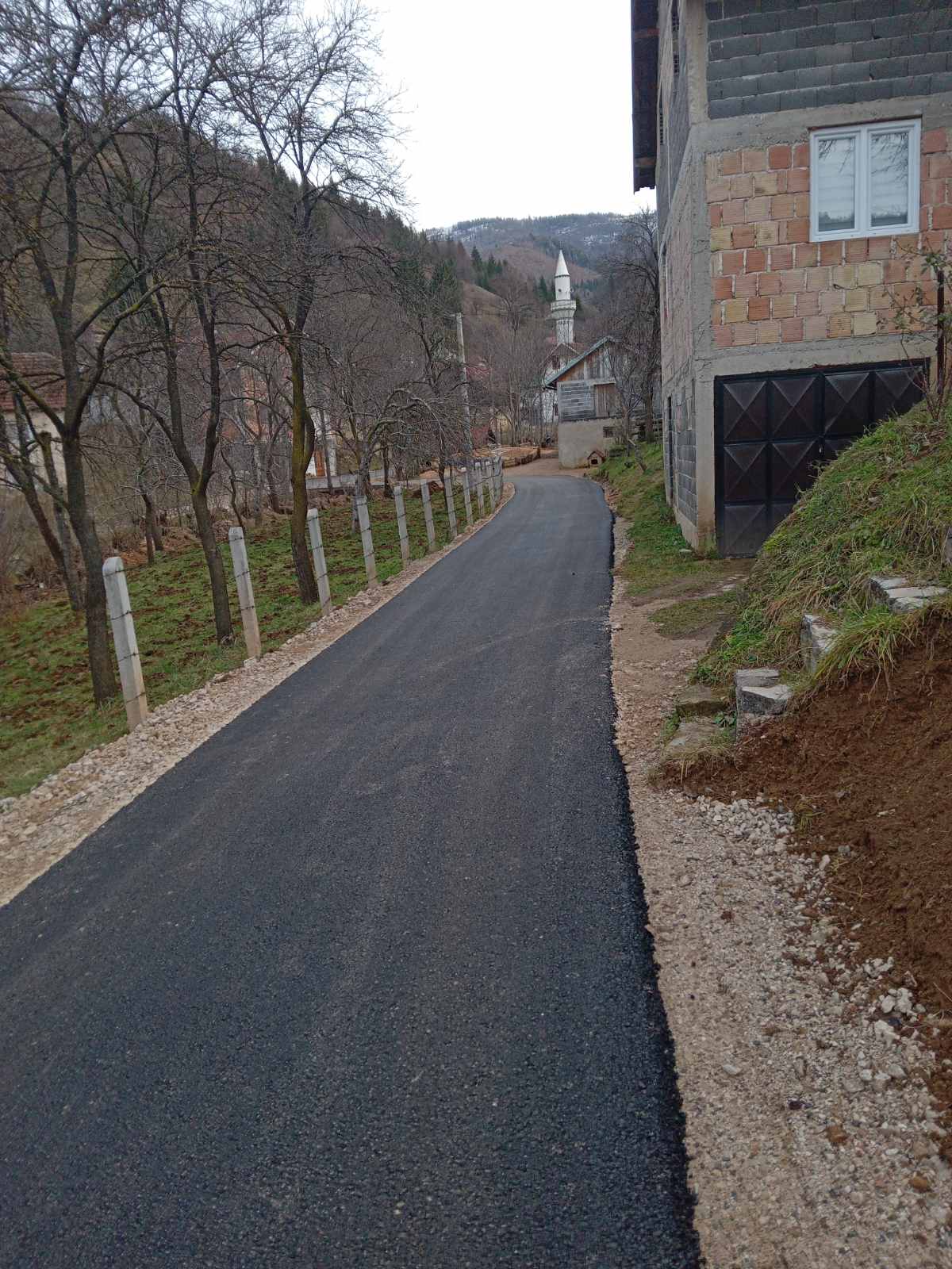 Asfaltiran put u naselju Lisac